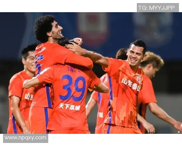 贾德松奋勇解围助力山东泰山重回胜利轨道展现球队团结精神